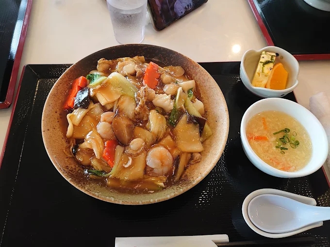 해산물과 여러 채소를 걸쭉한 소스에 볶아 담은 중화풍 요리
