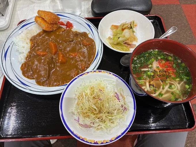 일본식 카레와 샐러드, 작은 오키나와 소바가 함께 놓인 정식